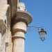 ...e colonne cilindriche sormontate da un particolare coronamento a lanterna